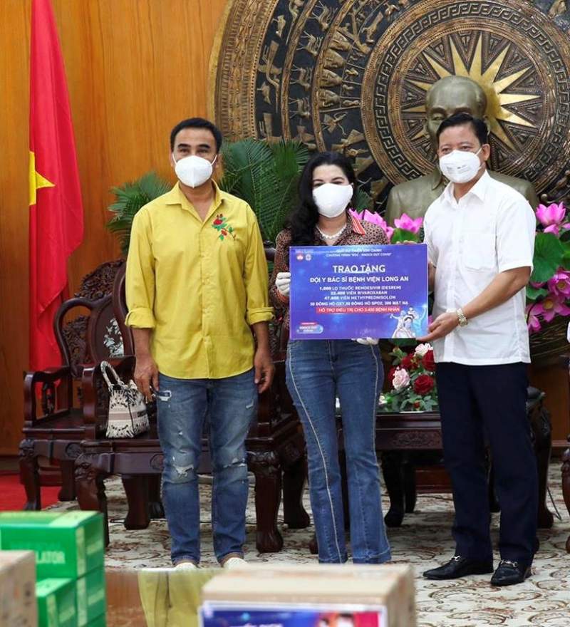Bà Đặng Thị Kim Oanh và MC Quyền Linh tặng thuốc đặc trị chữa Covid19 cho nhân dân tỉnh Long An