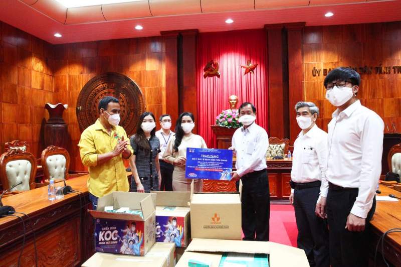 Bà Đặng Thị Kim Oanh - Chủ tịch Quỹ từ thiện Kim Oanh trao thuốc cho ông Nguyễn Văn Vĩnh - Chủ tịch UBND tỉnh Tiền Giang