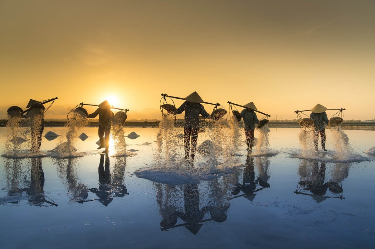 Vẻ đẹp ngỡ ngàng tráng lệ của những cánh đồng muối ở Ninh Thuận