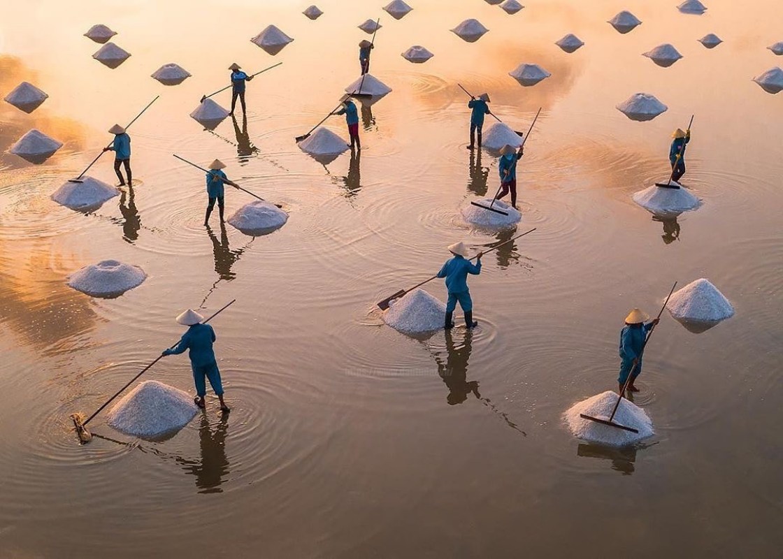Vẻ đẹp ngỡ ngàng tráng lệ của những cánh đồng muối ở Ninh Thuận