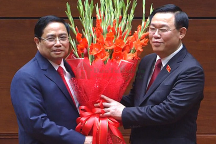Chủ tịch Quốc hội Vương Đình Huệ tặng hoa chúc mừng tân Thủ tướng Chính phủ Phạm Minh Chính