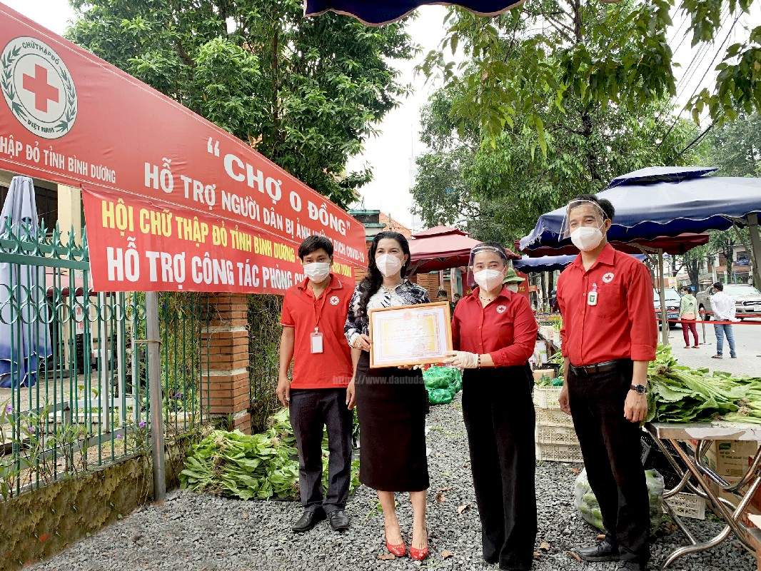 QUỸ TỪ THIỆN KIM OANH TIẾP TỤC HỖ TRỢ NGƯỜI DÂN GẶP KHÓ KHĂN TRONG KHU DỊCH