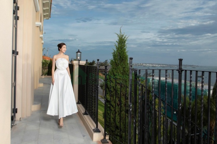 Hoa hậu Đỗ Mỹ Linh tại Mũi Né khám phá biệt thự “Đồi - Vịnh - Biển” 