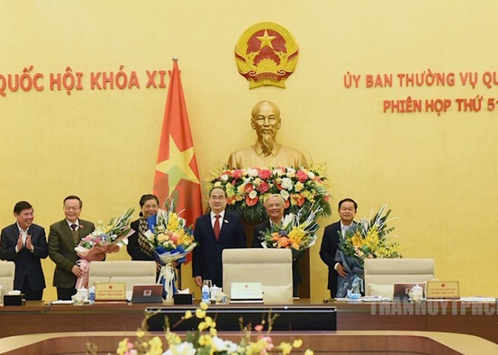 Đồng chí Nguyễn Thiện Nhân và đồng chí Nguyễn Thành Phong tặng hoa các đồng chí lãnh đạo Ủy ban Thường vụ Quốc hội sau khi Nghị quyết thành lập TP. Thủ Đức