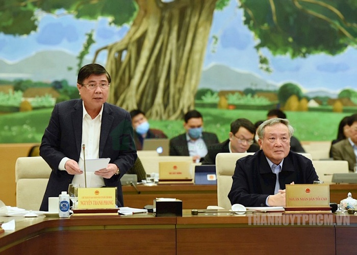 Chủ tịch UBND TPHCM Nguyễn Thành Phong báo cáo tại phiên họp UBTVQH