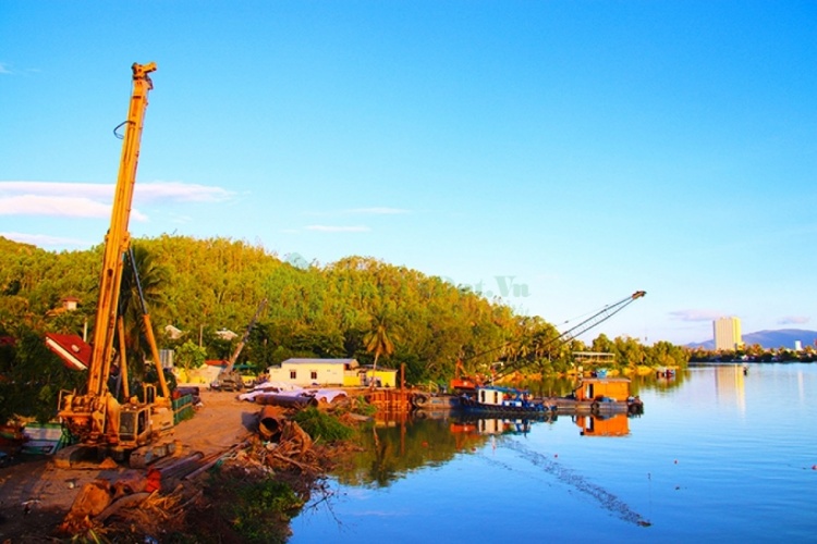Đập ngăn mặn trên sông Cái Nha Trang đang được đầu tư giúp kết nối hạ tâng, cải thiện môi trường.